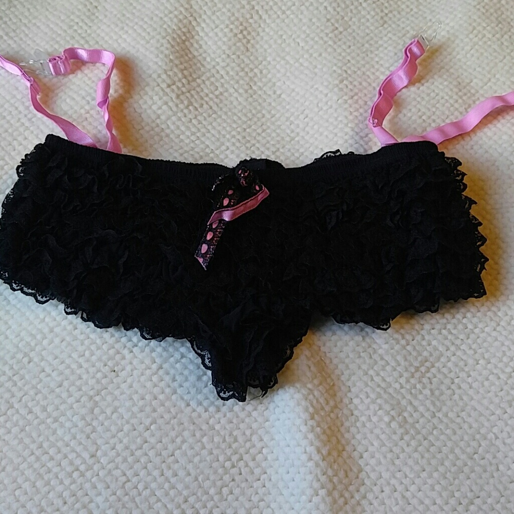 Black ruffled tight holder